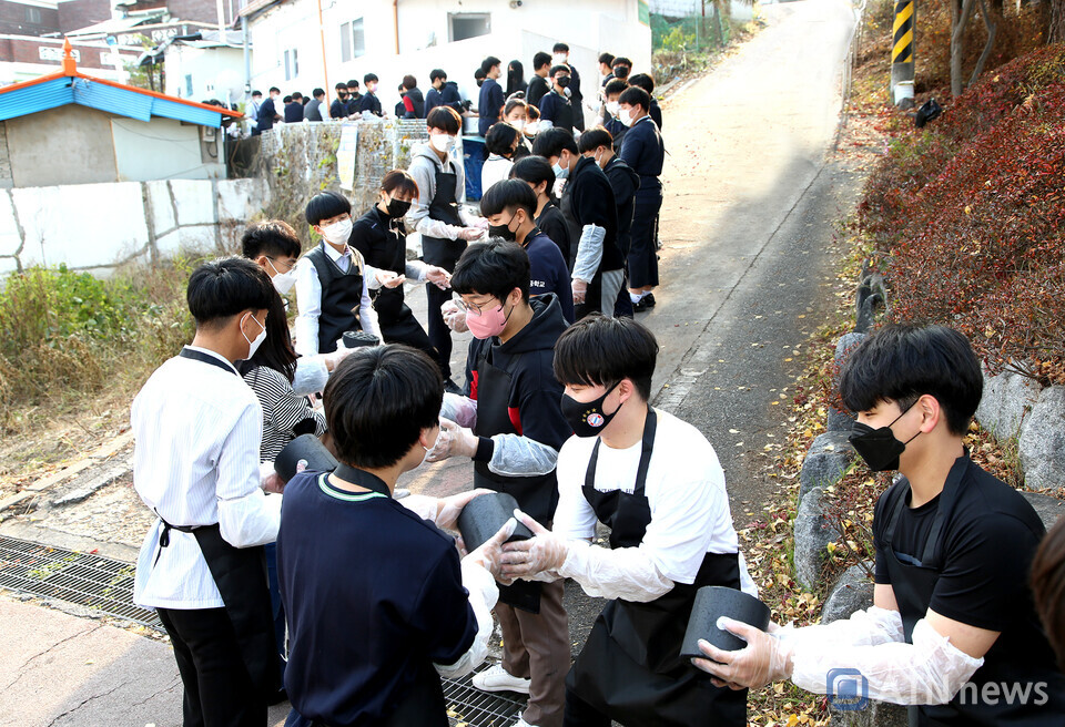 대전중학교, 어려운 가정돕기 '사랑의 연탄 봉사' 활동 대전중학교, 어려운 가정돕기 '사랑의 연탄 봉사' 활동