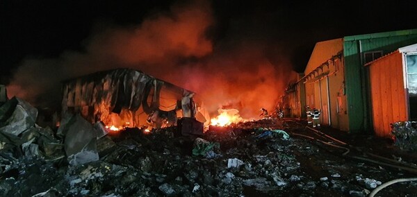 19일 낮 12시 42분쯤 충남 금산군 복수면 용진리의 한 플라스틱 재활용공장에서 불이 나 신고를 받고 출동한 소방관들이 진화작업을 벌이고 있다.(사진출처=금산소방서)