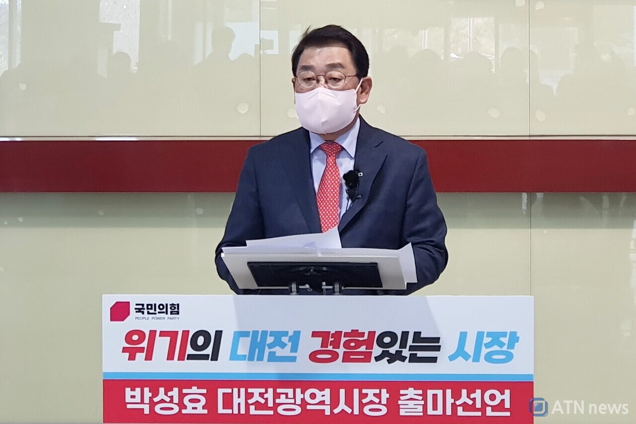 박성효 전 대전시장이 24일 오후 2시 대전시의회 1층 로비에서 대전시장 출마 의사를 밝히고 있다(사진=이현식 기자)