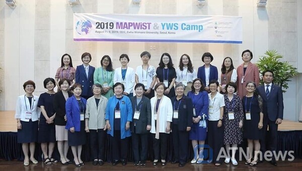 지난 2019년 8월 국제정책포럼·차세대여성과학기술인 캠프는 이화여자대학교에서 개최됐고 이 행사에 대한여성과학기술인회(KWSE) 임원들과 아시아태평양 국가의 여성과기인 대표들이 참석했다.(사진=KWSE)
