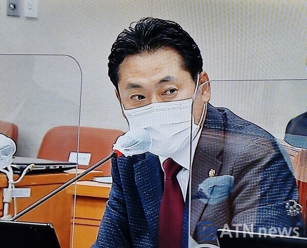 질의하는 장동혁 국회의원.(사진출처=SBS 캡쳐)