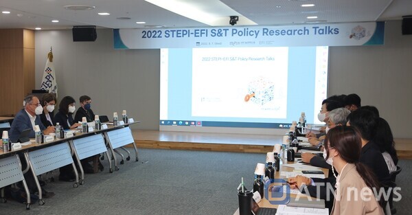과학기술정책연구원(STEPI)은 독일연방정부 연구혁신전문가위원회(EFI)와 글로벌협력 정책교류회를 가졌다.(사진=STEPI)
