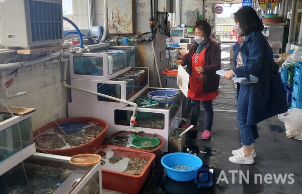 충남 홍성군은 안전한 먹거리의 제공과 수산물의 유통질서 확립을 위해 수산물취급업소에 대한 원산지표시 및 위생 합동단속을 시행한다.(사진제공=홍성군청)