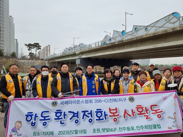 김호서 전주을 국회의원 예비후보(무소속)가 거리 청소를 실시하며 시민들과 소통에 나섰다(사진=선거캠프)