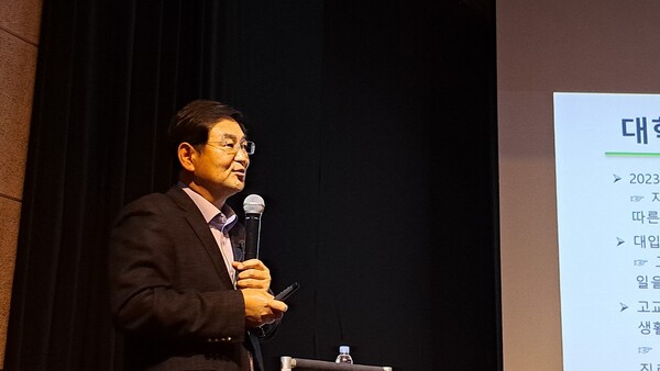 김진환 강사가 중구문화원 뿌리홀에서 강연을 하고 있다.(사진=유지웅 기자)