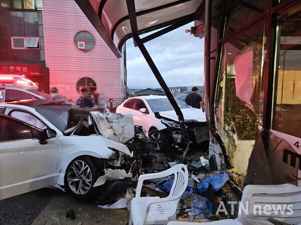 4일 오후 7시 39분쯤 충남 홍성군 홍성읍 남장리에서 주행 중이던 쏘나타 승용차가 통닭집으로 돌진하는 사고가 발생했다.(사진=홍성소방서)