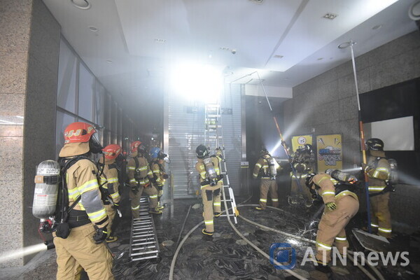 25일 오후 7시 13분쯤 대전시 유성구 봉명동의 한 6층짜리 그린생활시설 건물 2층에서 불이 나 신고를 받고 출동한 소방관들이 화재를 진압하고 있다.(사진=대전 유성소방서)