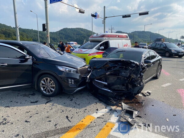 26일 오후 4시 8분쯤 충남 공주시 우성면 방흥교차로에서 쏘렌토 SUV차와 K7 승용차가 충돌하는 사고가 발생해 신고를 받고 출동한 119구급대가 사고를 수습하고 있다.(사진=공주소방서)