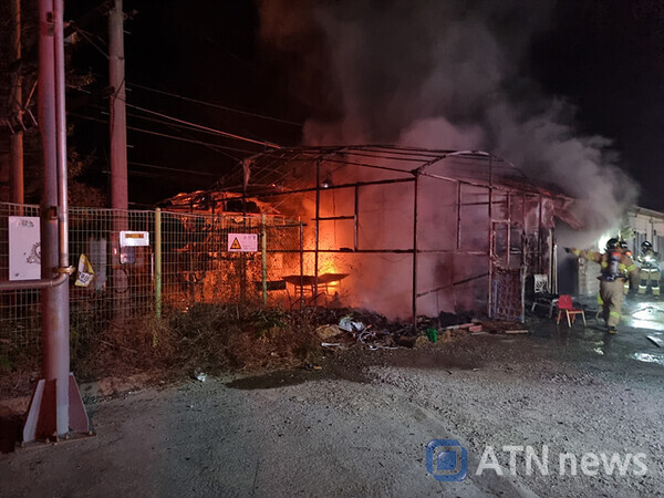 18일 오전 1시쯤 충남 당진시 면천면 성상리의 한 레미콘 공장에서 불이 나 신고를 받고 출동한 소방관들이 화재를 진압하고 있다.(사진=당진소방서)
