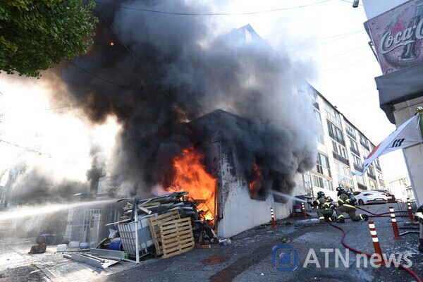 17일 오후 1시 50분쯤 대전시 대덕구 대화동의 한 아파트 상가에서 불이 나 신고를 받고 출동한 소방관들이 화재를 진압하고 있다.(사진=대전 대덕소방서)