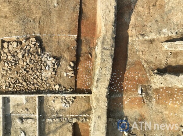 태안읍성 남동성벽 발굴조사에서 발견된 '잡석지정' 모습.(사진=태안군청)