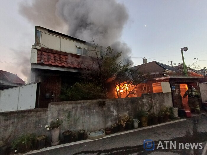 20일 오후 5시 16분쯤 충남 아산시 용화동의 한 단독주택에서 불이 나 화염이 치솟아 오르고 있다.(사진=아산소방서)