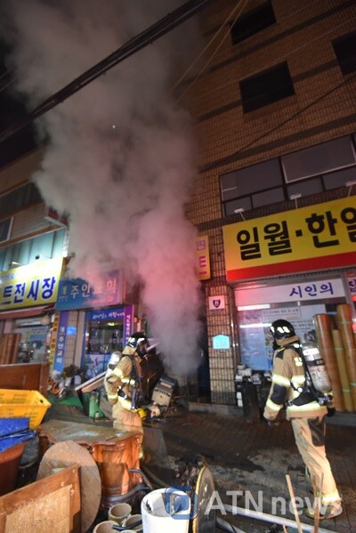 19일 오전 3시 37분쯤 대전시 중구 산성동의 한 4층짜리 상가주택 지하 1층에서 불이 나 신고를 받고 출동한 소방관들이 화재를 진압하고 있다.(사진=대전 서부소방서)