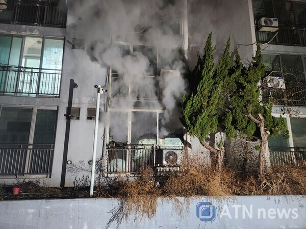 9일 오전 3시 31분쯤 충남 천안시 서북구 성거읍의 한 5층짜리 아파트 1층에서 불이 나 연기가 솟아 오르고 있다.(사진=천안서북소방서)