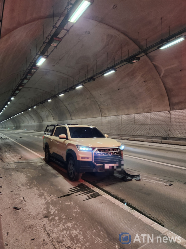 30일 오전 5시 45분쯤 충남 부여군 옥산면 인근 공주서천고속도로 서천방향 가덕터널 내에서 SUV차가 터널 벽면을 들이받는 사고가 발생했다.(사진=부여소방서)