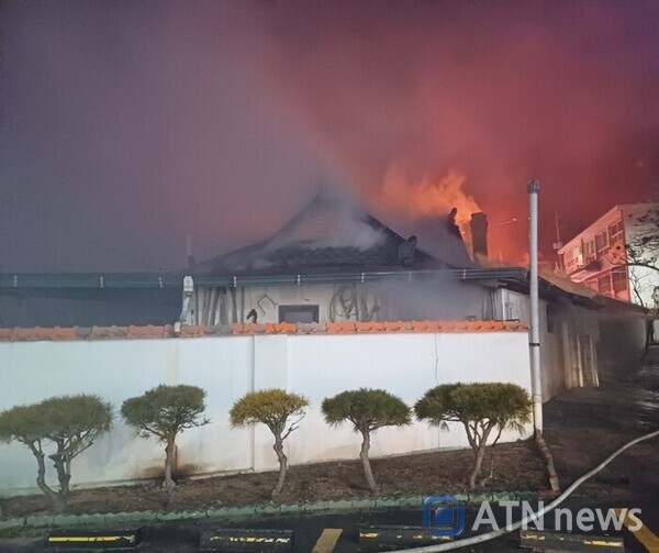 1일 오후 6시38분쯤 충남 태안군 태안읍 동문리 한 단독주택에서 불이 나 화염이 솟아 오로고 있다.(사진=태안소방서)