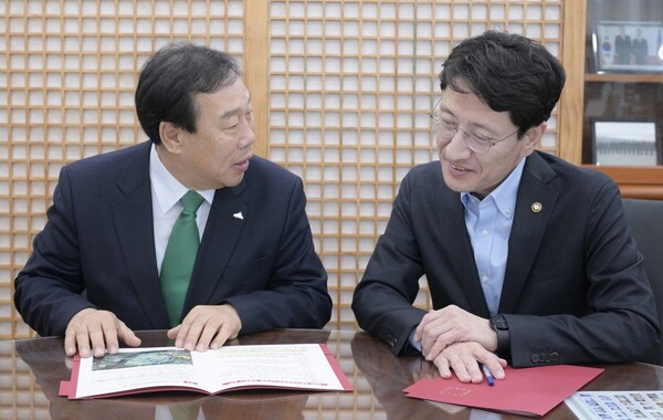 최민호 세종특별자치시장은 20일 정부세종청사에서 김윤상 기획재정부 제2차관을 만났다.(사진=세종시)