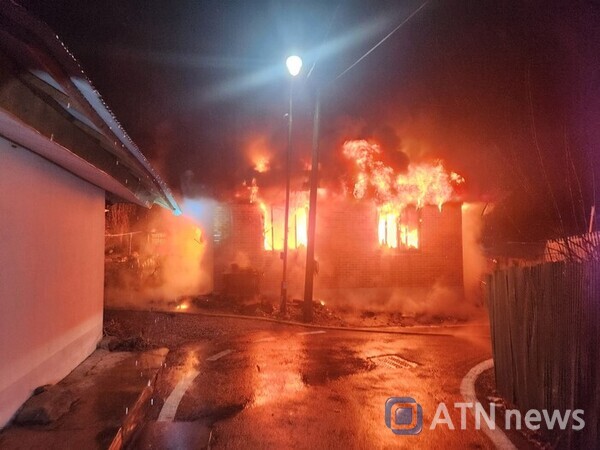 23일 오전 1시쯤 충남 청양군 남양면 용마리 한 단독주택에서 화재가 발생, 불길이 공가주택으로 번지고 있다.(사진=청양소방서)