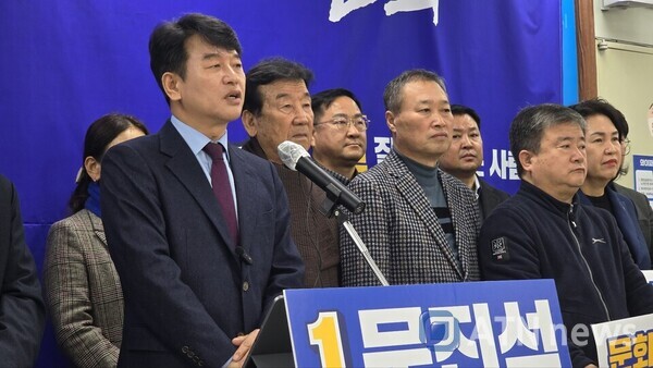 문진석 천안갑 예비후보(왼쪽 첫 번째) 출마 선언 기자회견.(사진=김형태기자)