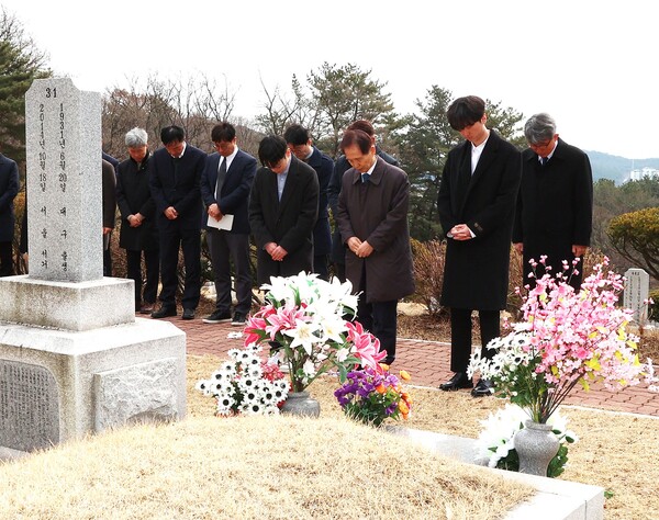 한국과학기술원(KAIST, 총장 이광형)은 2024년도 새 학기를 맞아 주요 보직자 및 학생 대표들과 함께 국립대전현충원을 방문해 국가사회공헌자 묘역을 참배했다.(사진=카이스트)