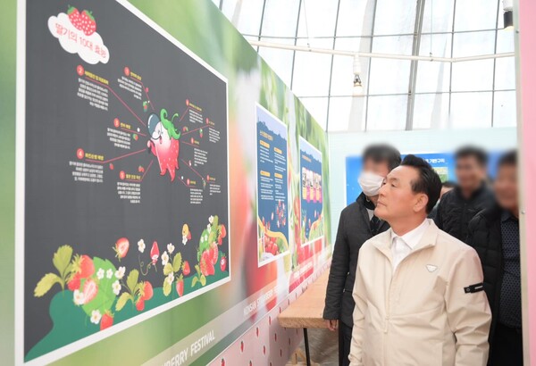 백성현 충남 논산시장은 오는 21일부터 24일까지 진행되는 2024 논산딸기축제에 대한 안전적인 개최를 위해 현장점검을 했다.(사진=논산시)