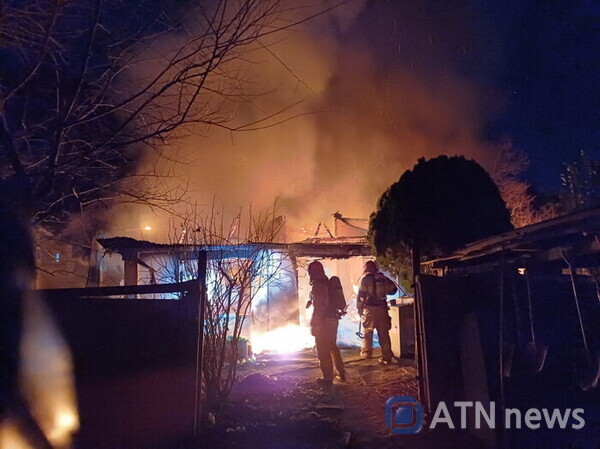 21일 새벽 0시9분쯤 충남 논산시 연무읍의 한 단독주택에서 불이 나 신고를 받고 출동한 소방관들이 화재를 진압하고 있다.(사진=논산소방서)