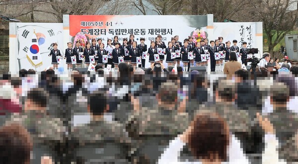 충남 계룡시(시장 이응우)는 지난 27일 두마초등학교에서 ‘제105주년 두계장터 4.1 독립만세운동’ 재현행사를 개최했다.(사진=계룡시)