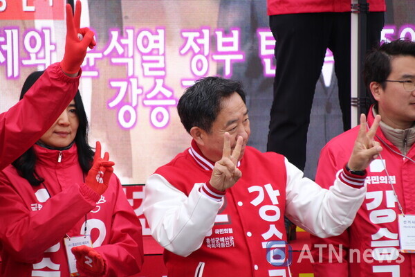 강승규 후보와 그의 배우자가 오는 4월 10일 총선에서 ‘2번 선택’을 외치고 있다.(사진=박성민기자)